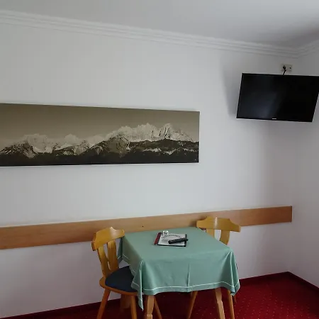 Alpenhotel Kuechl ホテル